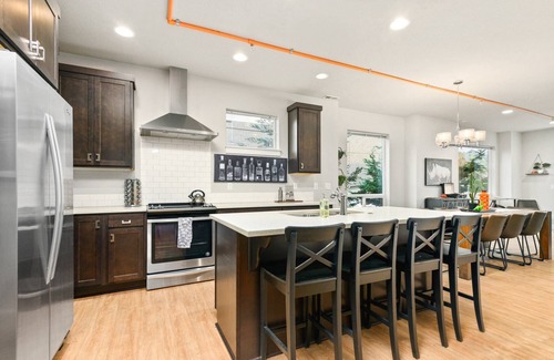 Woodstock House | Wondrous Woodstock Townhouse, Huge Open Floor Plan, Custom Décor and Artwork, Four Miles to Portland