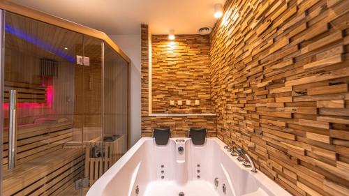 Precy-sur-Oise Bed & Breakfast | Wood 47 spa