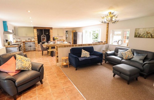 Boston House | WOOD FARM COTTAGE, pet friendly, with hot tub in East Kirkby