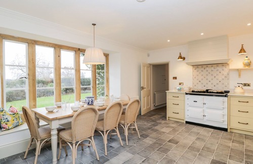 Mangotsfield House | WOOD STANWAY HOUSE, family friendly, with open fire in Toddington