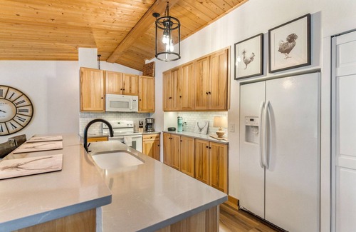 Sagle House | Wooded Getaway 30 Mins. Near Schweitzer w/Hot Tub
