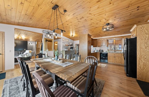 Danbury House | Wooded lot Private Cabin with 5br and 5 King Beds on the trails!