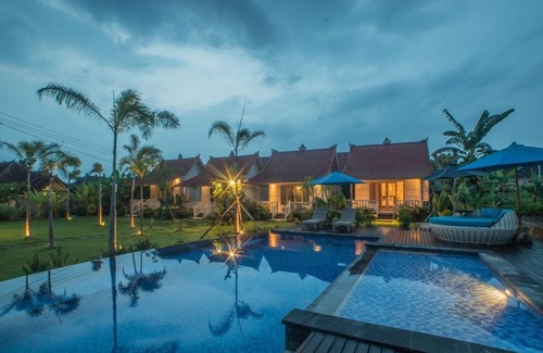 Mushroom Bay Cottage | Wooden Hut in Lembongan, Huge Lawn Area, Swimming Pool Available