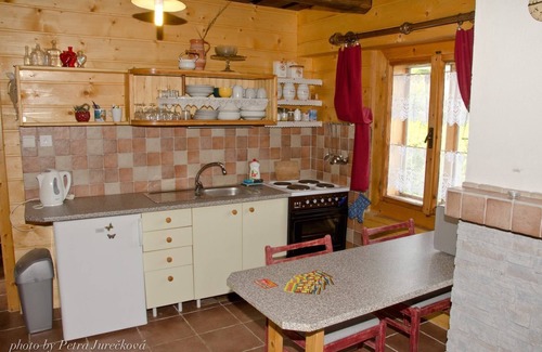 Dubrava Cottage | Wooden log cabin in traditional style