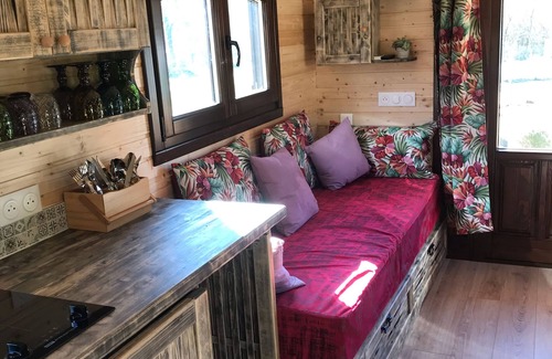 Le Bar-sur-Loup Cabin | Wooden trailer on the river