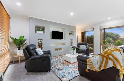Melton West House | Woodgrove Penthouse - 36 min drive to MEL airport