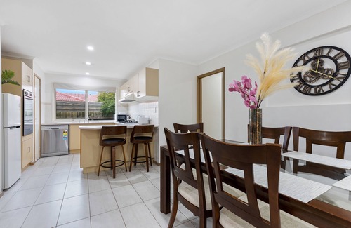 Melton West House | Woodgrove Penthouse - 36 min drive to MEL airport