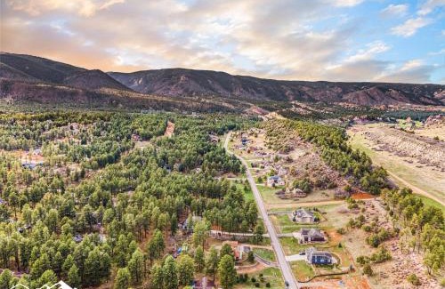 Perry Park House | Woodland Retreat 1 Acre Game Area Huge Yard