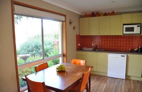 Woodend Apartment | Woodlands Getaway in the heart of the Macedon Ranges