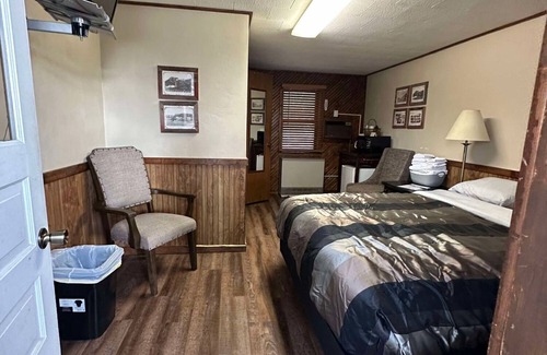 Alma Hotel | Woodlands Motel Retreat next to the Mississippi River