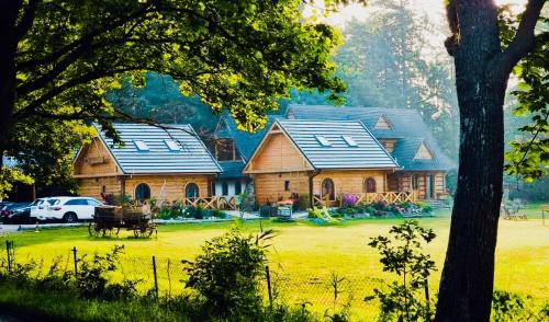 Bydlino Villa | Woodorf drewnem usłane - dom z jacuzzi nad rzeką Słupią wśród pól i lasów z chatą grillową, ogniskiem i placami zabaw dla dzieci