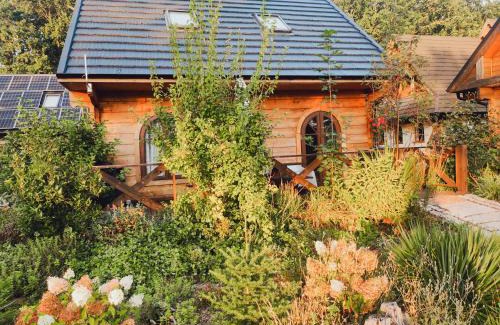 Bydlino House | Woodorf drewnem usłane - domki z bala nad rzeką Słupią wśród pól i lasów z chatą grillową, ogniskiem i placami zabaw dla dzieci -Royal Red House z jacuzzi i ogrodzonym extra ogródkiem dla piesków, Royal Green House - bez jacuzzi