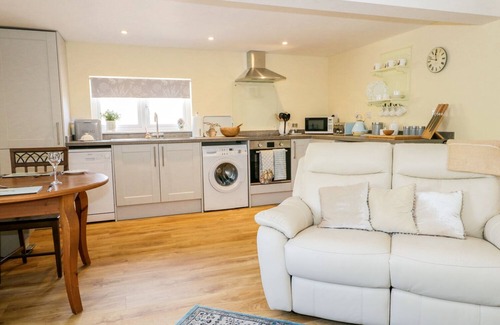 Langport Cottage | WOODPECKER LODGE, pet friendly, character holiday cottage in Langport