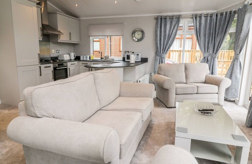 Black Torrington Cottage | WOODPECKER LODGE, pet friendly in Sheepwash