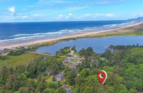 Cape Meares Apartment | Woods Waves: Luxury Coast Cabin King Beds Pets