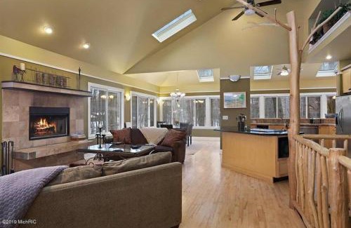 Lake Michigan Beach House | Woodshores Retreat - cozy retreat, hot tub, Lk MI