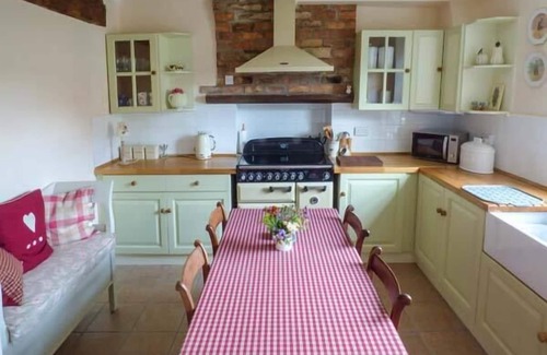 Potter Brompton Cottage | WOODSIDE COTTAGE, pet friendly, with open fire in Brompton-By-Sawdon