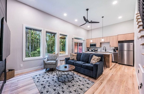 Scottsville House | Woodside Retreat-A: Modern Home
