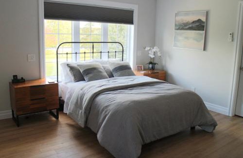 Lakeshore House | Woodslee Bed and Breakfast