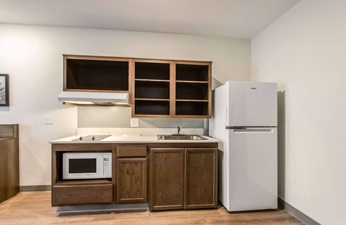 Ludlam Hotel | WoodSpring Suites Doral Miami Airport