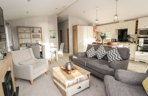 Wemyss Bay Cottage | WOODSTOCK LODGE, family friendly, with hot tub in Wemyss Bay