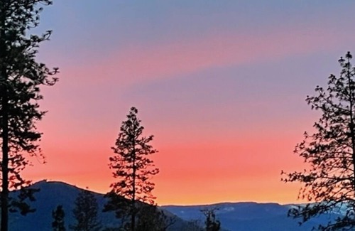 Murphy House | Woodsy and serene guest quarters across from river fishing and swimming