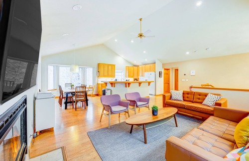 Montgomery Estates House | Woodsy retreat with deck, fireplace, AC, & washer/dryer - downtown SLT/airport