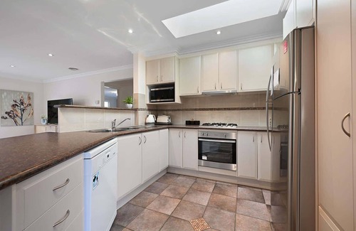 Orange Apartment | Woodward Villa - 2 Bed 2 Bath, CBD