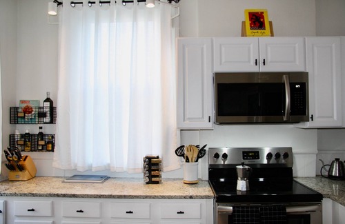 Mill River Apartment | Wooster Gem - Walk to Pizza & Yale! - FREE Parking and Laundry
