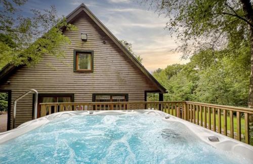 Farley House | Wootton, woodland lodge with hot tub for 8