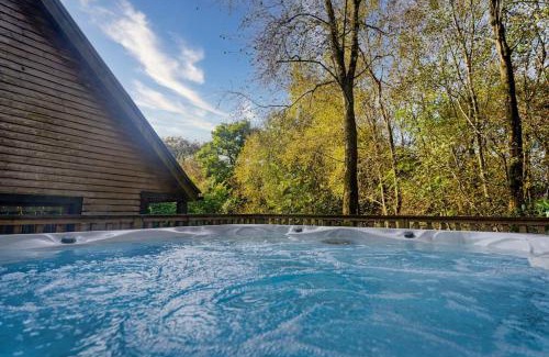 Farley House | Wootton, woodland lodge with hot tub for 8