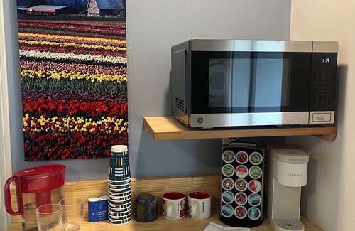 East Lake Hills House | Workspace near Microsoft, Meta, Lumen Field and T-Mobile Park