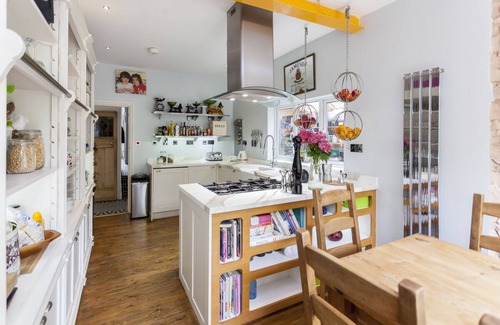 Noel Park House | WOW 5 bed town house N22 | Sleeps up to 16 | FREE breakfast | 5 mins to tube