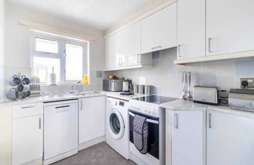 Boscombe Apartment | WOW! SeaView Beach Apartment Sleeps 6-Free Parking