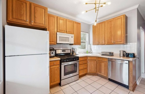 Wrigleyville Apartment | Wrigleyville 2BR w/Parking, Firepit & Workspace for Remote Work