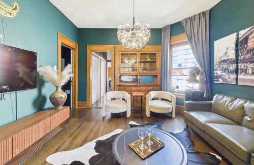 Wrigleyville Apartment | Wrigleyville Gem with Hidden Bar & Vintage Charm
