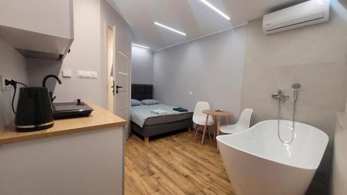 Checiny Apartment | Wrzosowe Wzgórze 5 - Mały Apartament z Wanną