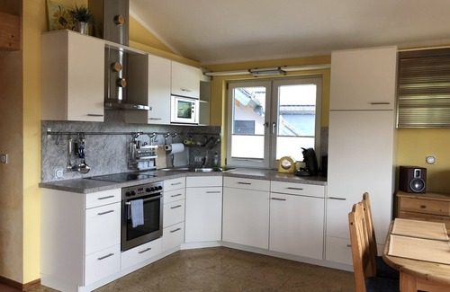 Eibelshausen Apartment | Wunderschöne, Ruhige Wohnung am Waldrand, Großzügigem Balkon und Panoramablick