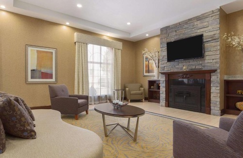 East Paris Hotel | Wyndham Garden Grand Rapids Airport