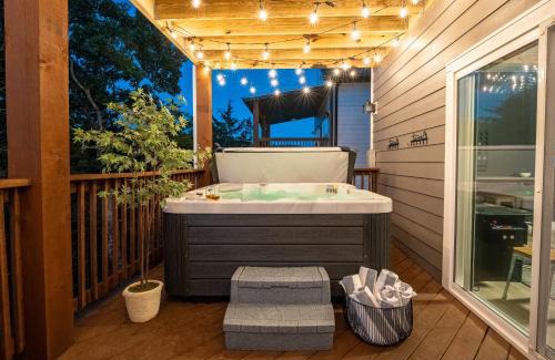 Indian Point House | Xbox Hot Tub Gameroom 1 mi Silver Dollar City community indoor pool