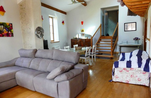 Limoux Apartment | XL GARDEN APARTMENT, SLEEPS 9 IN 4 AC BEDROOMS 1K, 2Q, 2S, FRESH and SPACIOUS