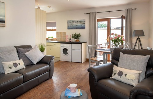 Llanfaelog House | Y Bwthyn: 2 bedroom pet-friendly cottage in Glan Gors, Anglesey