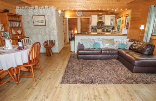 Henryd Cottage | Y CABAN, family friendly, with a garden in Conwy