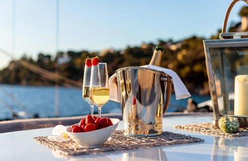 Hotel-de-Ville Boat Rental | Yacht idéalement situé au coeur du Vieux-Port