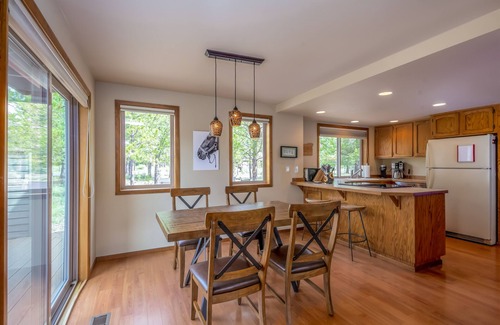 Deer Park House | YANK01 - Cozy Home, Gas Fireplace, Dog Friendly