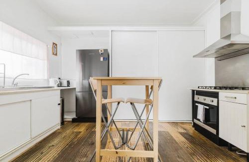 Yarraville Apartment | Yarraville Garden Large home with yard and parking