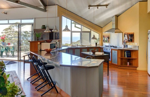 Robertson House | Yarrawa Hill - Art Lovers Retreat with Bush & Ocean Views