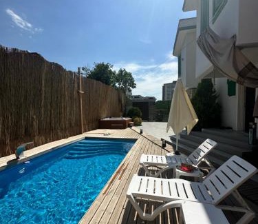 Nilufer Villa | Yeşil Panjurlu Bahçeli Villa