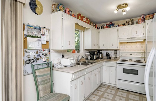 Cloverdale House | Year End Sale - Stylish Room in Metro Vancouver