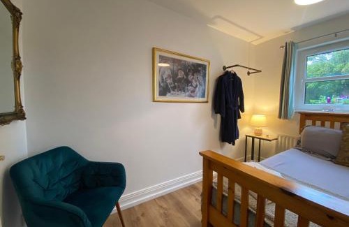 Moville Bed & Breakfast | Yellow door cottage